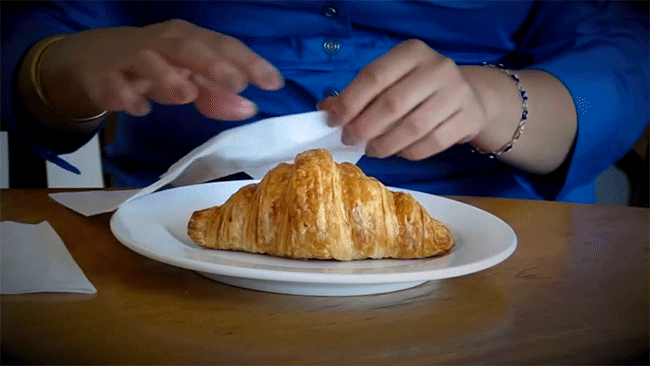 Nghiện croissant nhưng bạn đã biết đủ cách ăn chiếc bánh này chưa? - Ảnh 1.