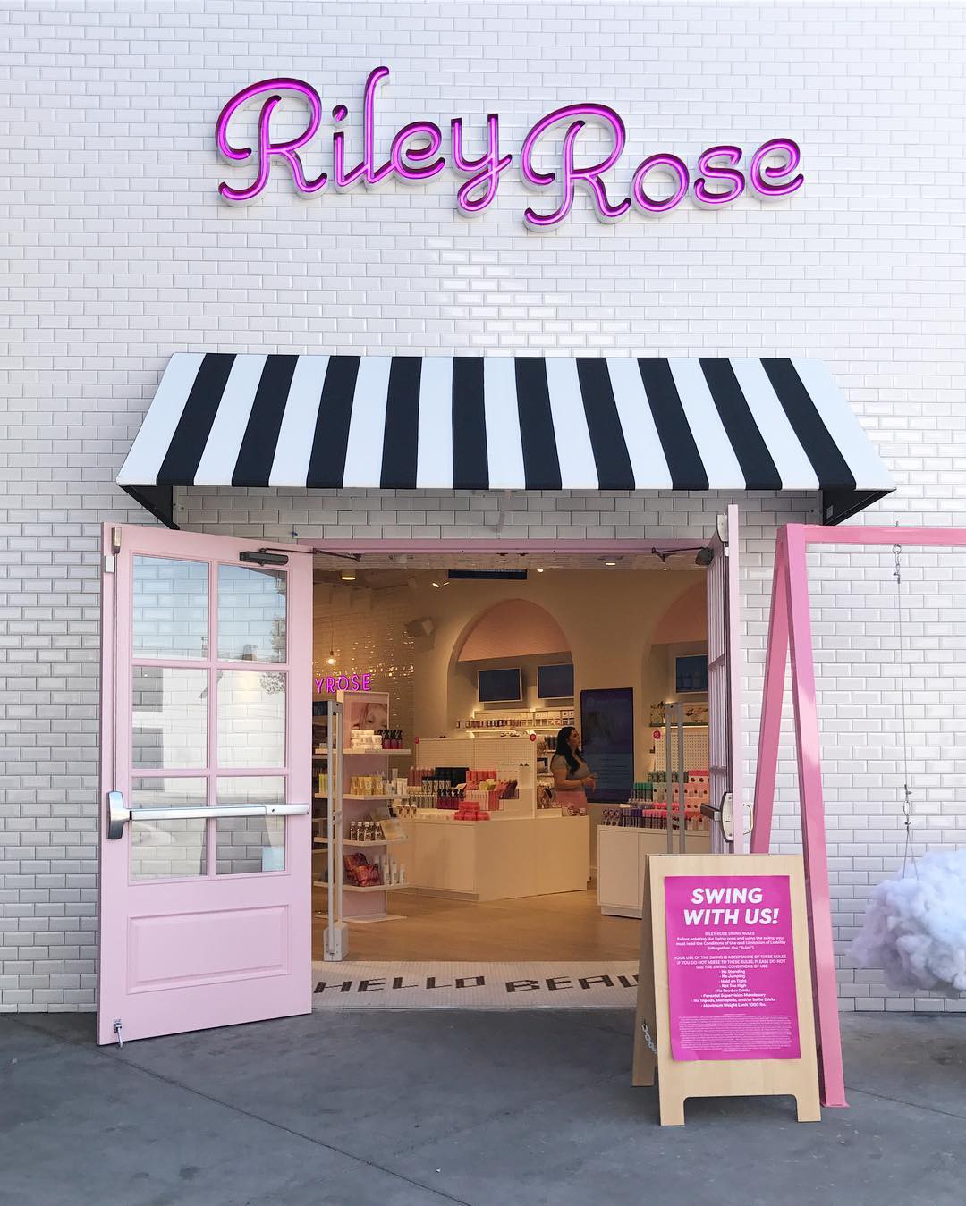 Hóa ra Forever 21 còn có người em tên Riley Rose, beauty store dành riêng cho hội mê làm đẹp và thích sống ảo - Ảnh 1. Hóa ra Forever 21 còn có người em tên Riley Rose, beauty store dành riêng cho hội mê làm đẹp và thích sống ảo - Ảnh 1.