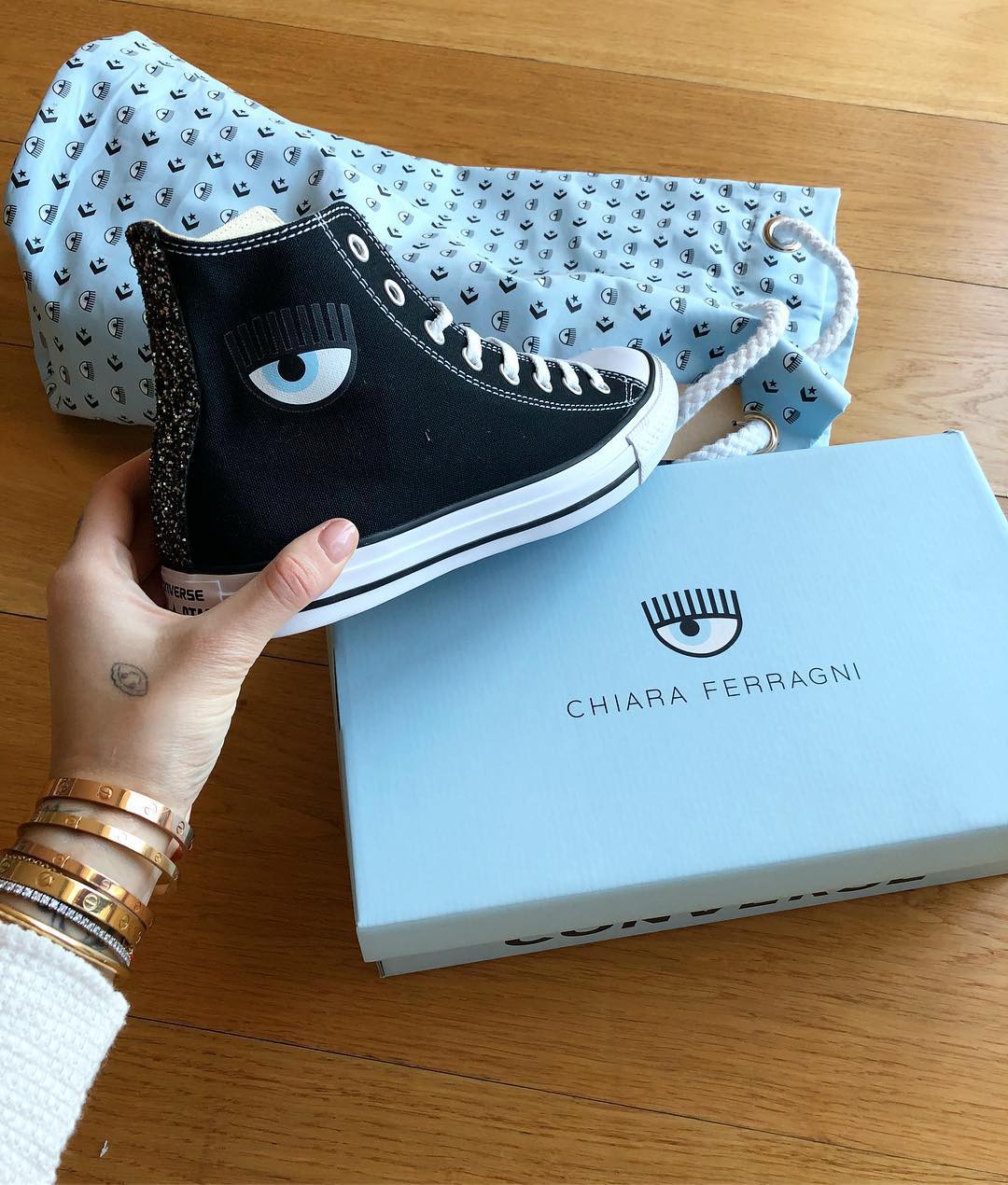 Thêm một BST Converse Chuck Taylor xinh yêu kinh khủng đảm bảo nàng nào cũng đổ đứ đừ - Ảnh 2. Thêm một BST Converse Chuck Taylor xinh yêu kinh khủng đảm bảo nàng nào cũng đổ đứ đừ - Ảnh 2.