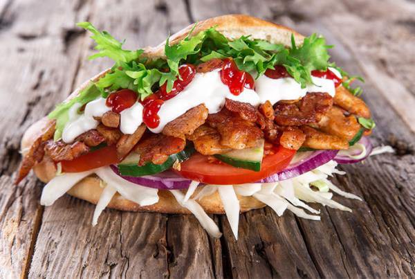 Món bánh mì huyền thoại Doner kebab có nguy cơ bị xóa sổ khỏi châu Âu - Ảnh 4.