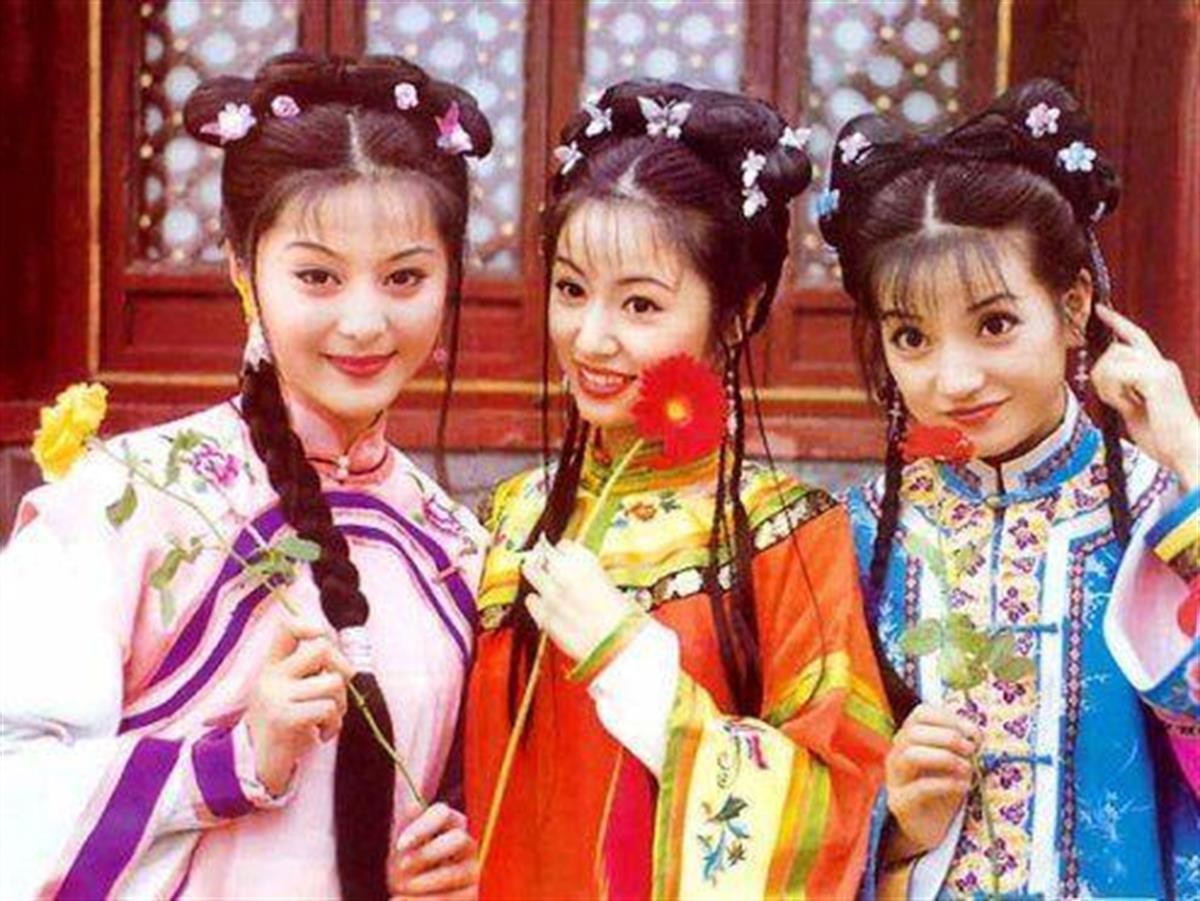Style của bộ 3 Hoàn Châu Cách Cách: A hoàn trở thành nữ hoàng thảm đỏ sang chảnh lồng lộn, 2 công chúa lại đơn giản, nhẹ nhàng bất ngờ - Ảnh 1. Style của bộ 3 Hoàn Châu Cách Cách: A hoàn trở thành nữ hoàng thảm đỏ sang chảnh lồng lộn, 2 công chúa lại đơn giản, nhẹ nhàng bất ngờ - Ảnh 1.
