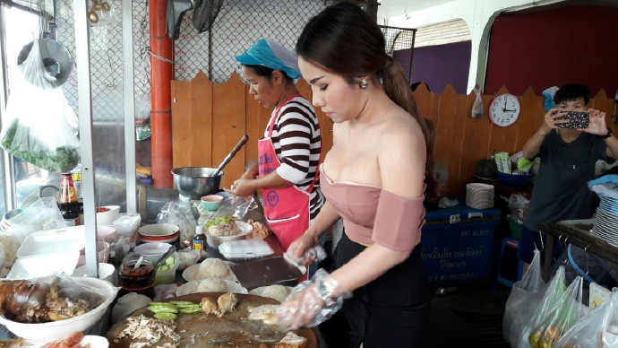 Bỏ việc về quê bán cơm gà, nữ thạc sĩ khiến cư dân mạng chao đảo vì thân hình quá nóng bỏng - Ảnh 3. Bỏ việc về quê bán cơm gà, nữ thạc sĩ khiến cư dân mạng chao đảo vì thân hình quá nóng bỏng - Ảnh 3.