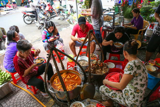 Có gì bên trong bát bánh canh ở vỉa hè Sài Gòn nhưng có giá tận... 240.000 đồng? - Ảnh 10.