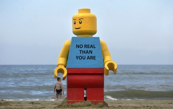 Đi tìm lời giải cho bí ẩn những bức tượng Lego khổng lồ dạt biển - Ảnh 2.