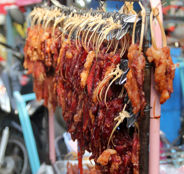 Moo Dad Diew - món ăn đường phố Thái Lan hấp dẫn bất kỳ ai đi qua - Ảnh 1.