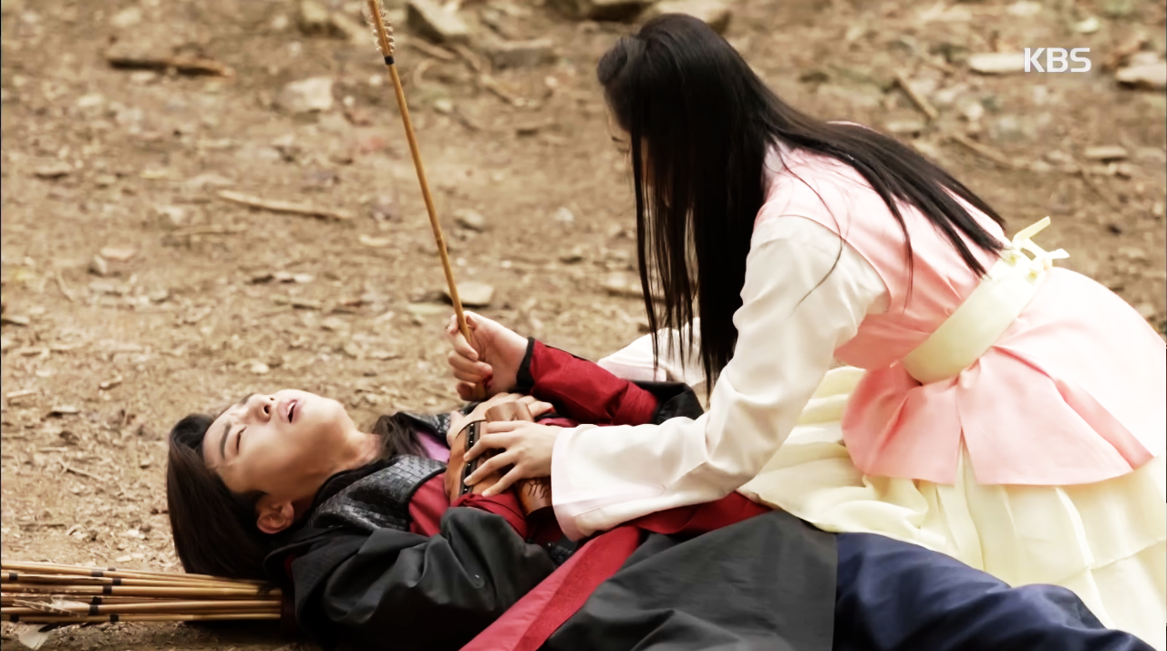 Hwarang: Vừa nói yêu Go Ara, Park Seo Joon lĩnh ngay một mũi tên chí mạng - Ảnh 15. Hwarang: Vừa nói yêu Go Ara, Park Seo Joon lĩnh ngay một mũi tên chí mạng - Ảnh 15.