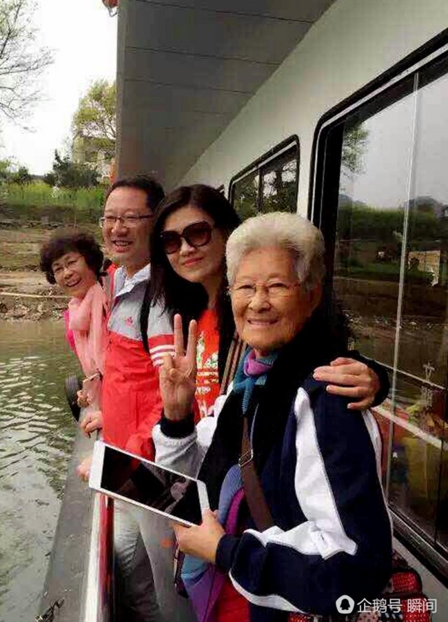 Cụ b&agrave; 81 tuổi s&agrave;nh điệu d&ugrave; kh&ocirc;ng d&ugrave;ng h&agrave;ng hiệu, mỗi lần livestream c&oacute; tới 240.000 người chăm ch&uacute; d&otilde;i theo - Ảnh 9.