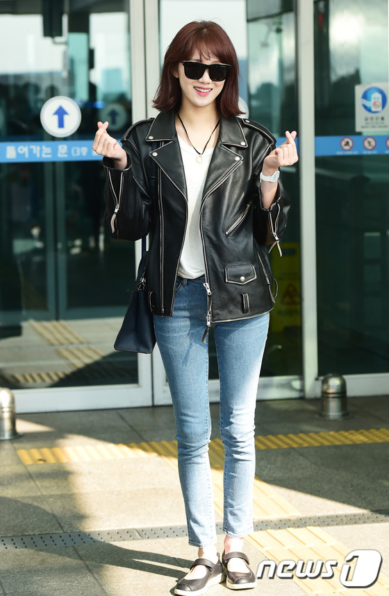 Yoona v&agrave; Lee Sung Kyung đọ sắc: Mỗi người một vẻ g&acirc;y n&aacute;o loạn s&acirc;n bay - Ảnh 10.
