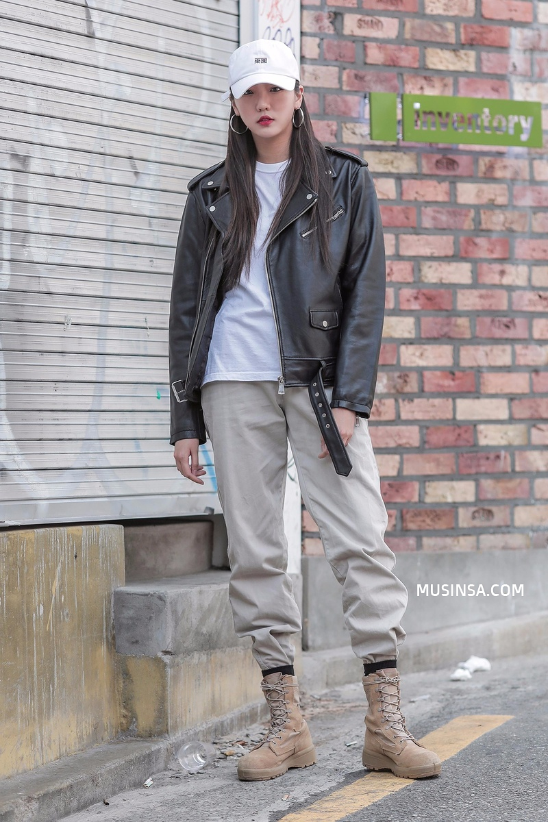 Miền Bắc sắp đón không khí lạnh rồi, ngắm ngay street style của các bạn trẻ Hàn để biết cách mix đồ đơn giản mà đẹp quên sầu thôi - Ảnh 11. Miền Bắc sắp đón không khí lạnh rồi, ngắm ngay street style của các bạn trẻ Hàn để biết cách mix đồ đơn giản mà đẹp quên sầu thôi - Ảnh 11.
