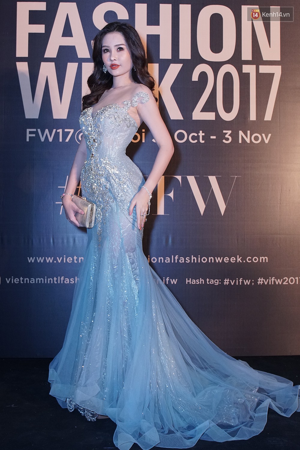 Thảm đỏ VIFW ngày cuối: Hoa hậu Đại Dương Ngân Anh khoe 3 vòng bốc lửa, Tú Anh rạng rỡ hậu lùm xùm quảng cáo hàng kém chất lượng - Ảnh 2.