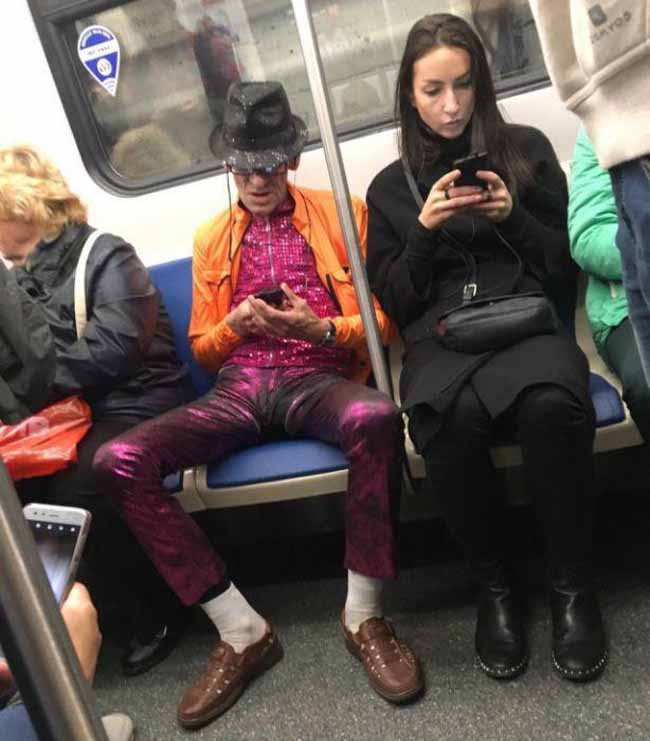 15 thảm họa thời trang tự tin thả dáng trên tàu điện ngầm - Ảnh 17.
