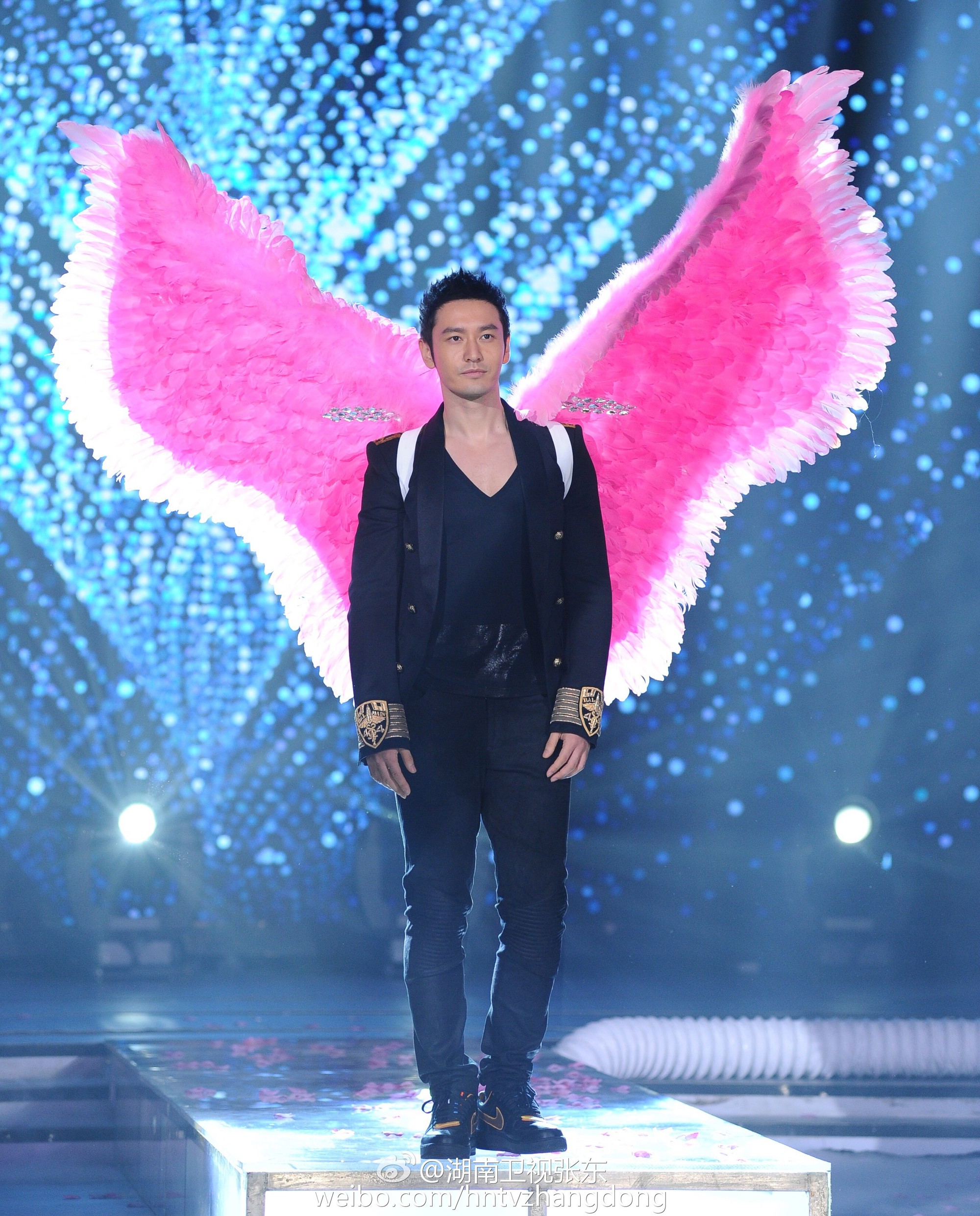 Hóa ra Dương Mịch, Angela Baby... đều đã từng đeo cánh ăn theo các thiên thần Victorias Secret và trổ tài catwalk - Ảnh 8. Hóa ra Dương Mịch, Angela Baby... đều đã từng đeo cánh ăn theo các thiên thần Victorias Secret và trổ tài catwalk - Ảnh 8.