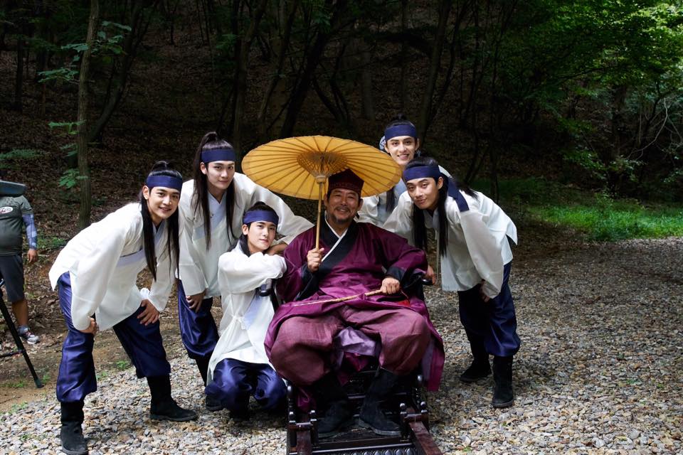 Tạo h&igrave;nh t&oacute;c duỗi của &ldquo;Hwarang&rdquo; c&oacute; thể d&igrave;m cả thế giới, trừ hai mỹ nam n&agrave;y! - Ảnh 11.