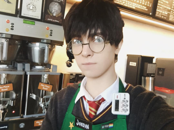 Anh chàng nhân viên quán cafe bất ngờ nổi tiếng vì đẹp trai như nhân vật truyện tranh - Ảnh 13.