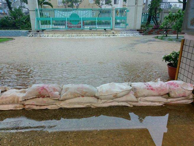 Người dân Đài Loan chật vật đối mặt với ngập úng khắp nơi bởi trận mưa lớn kỷ lục trong 17 năm qua - Ảnh 8.