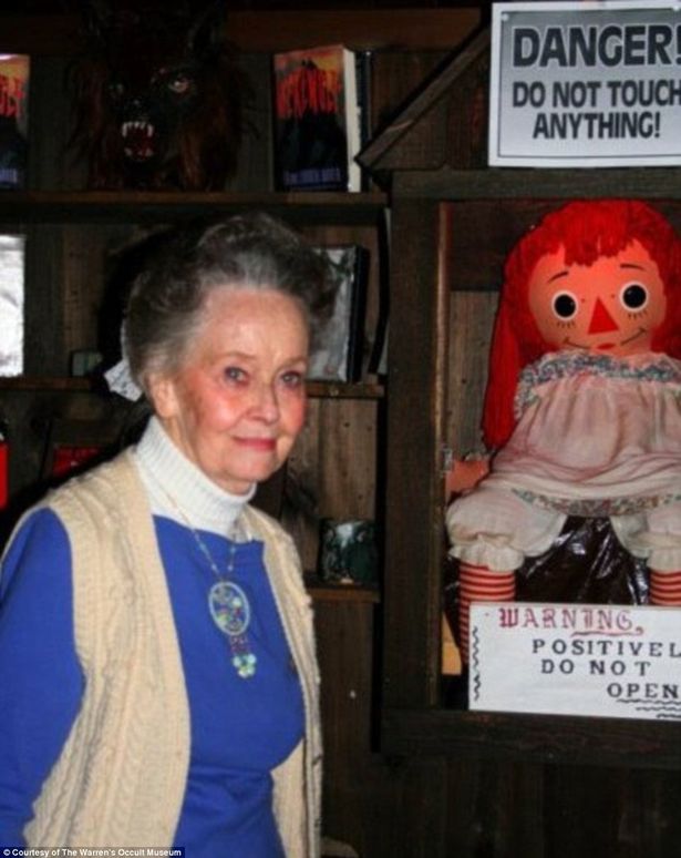Đột nhập v&agrave;o bảo t&agrave;ng huyền b&iacute; nơi đang giam giữ b&uacute;p b&ecirc; Annabelle thật - Ảnh 9.