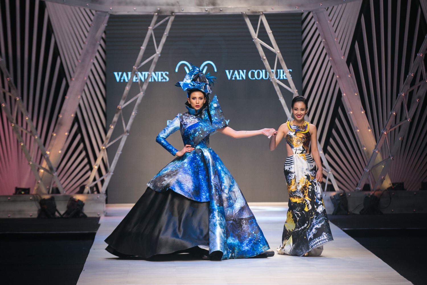 VIFW ngày 1: Kim Dung mở màn xuất sắc, vedette Thanh Hằng xuất hiện siêu chất trong show của Công Trí - Ảnh 16. VIFW ngày 1: Kim Dung mở màn xuất sắc, vedette Thanh Hằng xuất hiện siêu chất trong show của Công Trí - Ảnh 16.