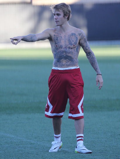 Justin Bieber khiến fan đỏ mặt vì biểu hiện bất thường ở vùng kín - Ảnh 1.