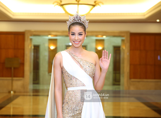 Phạm Hương ân cần chỉnh váy cho Mâu Thủy trong họp báo công bố Top 70 thí sinh lọt vào Bán kết Miss Universe 2017 - Ảnh 2.