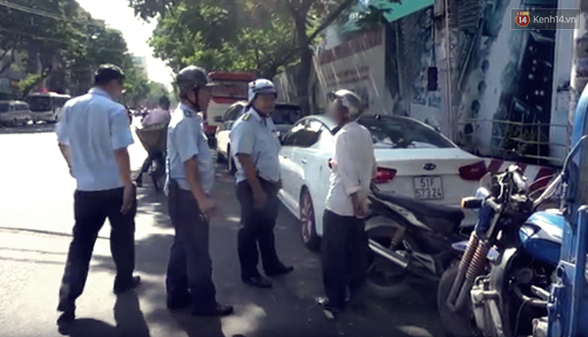  Người đ&agrave;n &ocirc;ng tiểu bậy ở trung t&acirc;m S&agrave;i G&ograve;n bị phạt x&aacute;ch nước đi dội sạch đường tại chỗ - Ảnh 2.