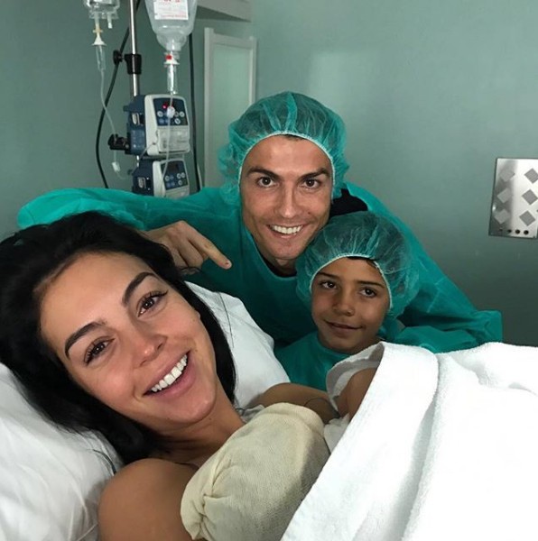 10 bức ảnh nhận bão LIKE trên Instagram của Ronaldo - Ảnh 1.