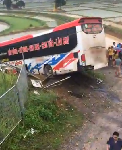 Xe khách mất lái lao xuống đường gom trên cao tốc Hà Nội - Lào Cai, 13 người bị thương - Ảnh 1.