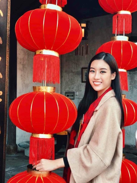 Hoa hậu Mỹ Linh thể hiện khả năng tiếng Anh trong clip giới thiệu bản th&acirc;n tại Miss World 2017 - Ảnh 4.