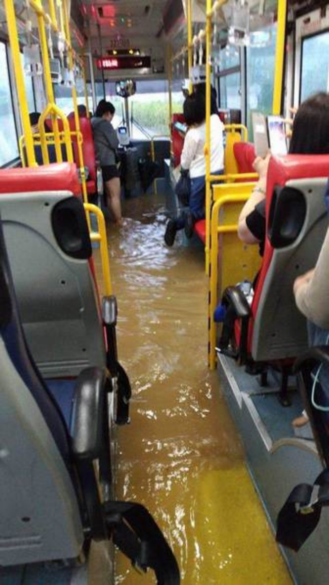 Người dân Đài Loan chật vật đối mặt với ngập úng khắp nơi bởi trận mưa lớn kỷ lục trong 17 năm qua - Ảnh 4.