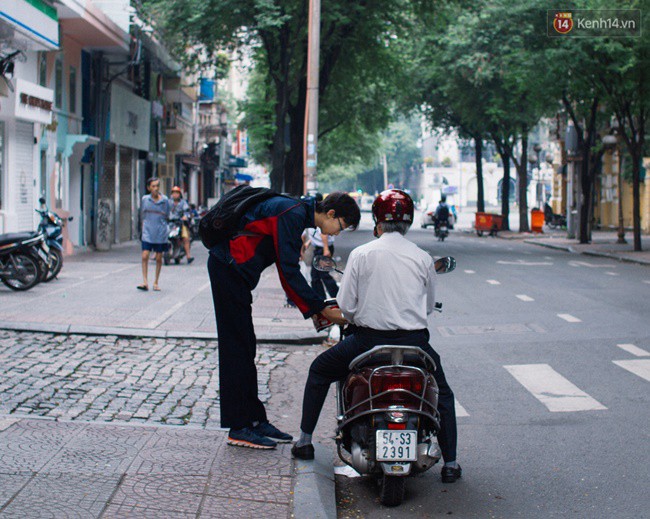 Người dân mặc áo ấm, choàng khăn kín mít trong buổi sáng đầy sương lạnh ở Sài Gòn - Ảnh 7.