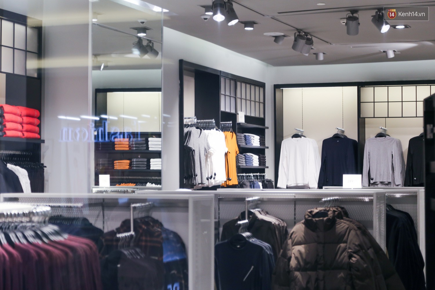 HOT: Store H&M H&agrave; Nội cực xịn x&ograve; đ&atilde; sẵn s&agrave;ng cho tiệc đ&oacute;n kh&aacute;ch VIP chiều nay - Ảnh 11.