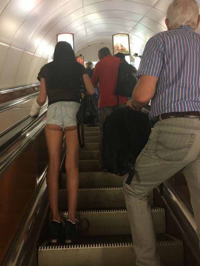 15 thảm họa thời trang tự tin thả dáng trên tàu điện ngầm - Ảnh 21.