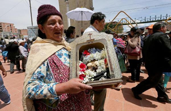 Lễ hội đáng sợ tại Bolivia: Đưa đầu lâu người thân dạo chơi khắp nơi cùng kính râm, mũ rộng vành như người còn sống - Ảnh 12.