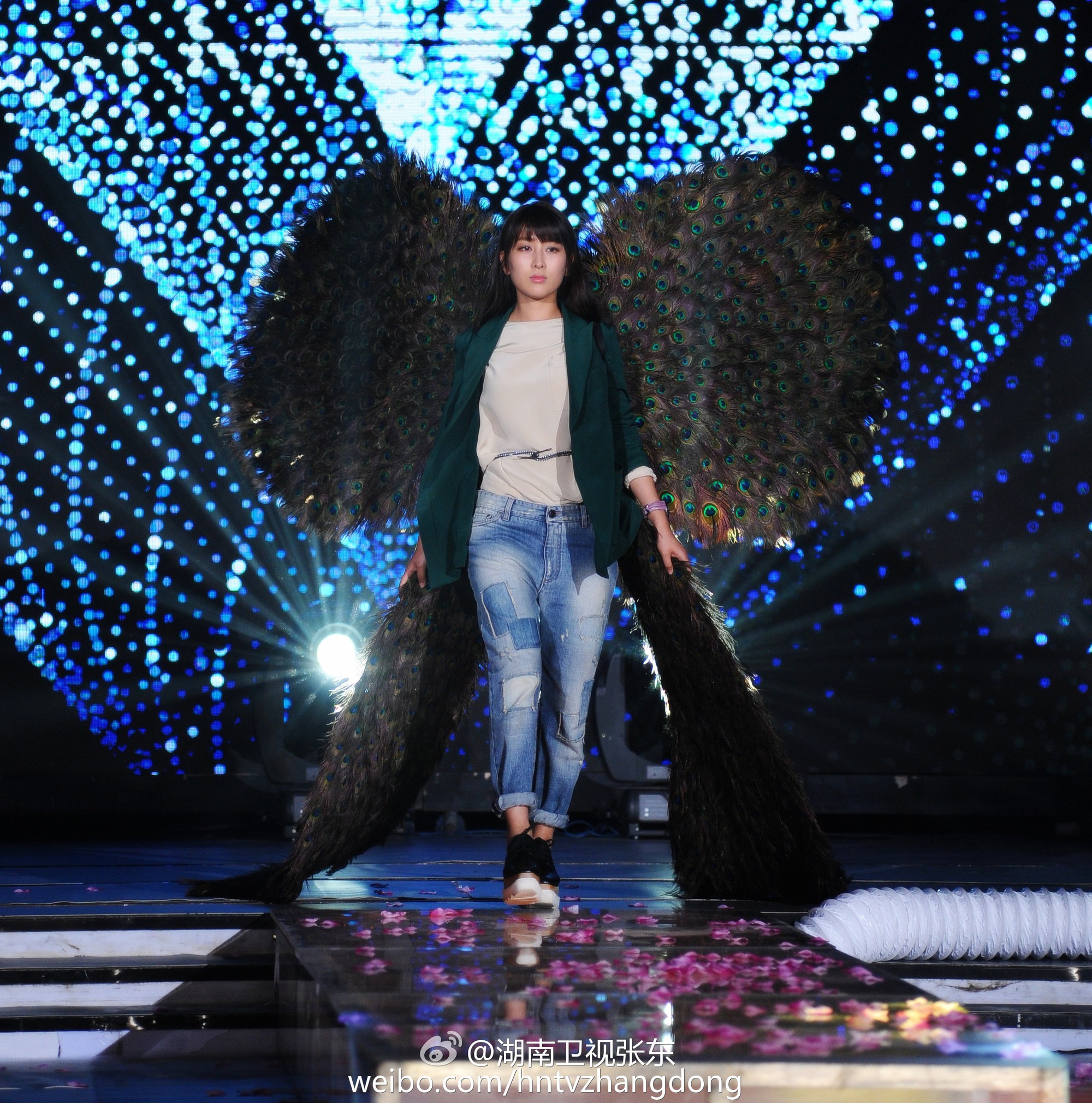 Hóa ra Dương Mịch, Angela Baby... đều đã từng đeo cánh ăn theo các thiên thần Victorias Secret và trổ tài catwalk - Ảnh 10. Hóa ra Dương Mịch, Angela Baby... đều đã từng đeo cánh ăn theo các thiên thần Victorias Secret và trổ tài catwalk - Ảnh 10.