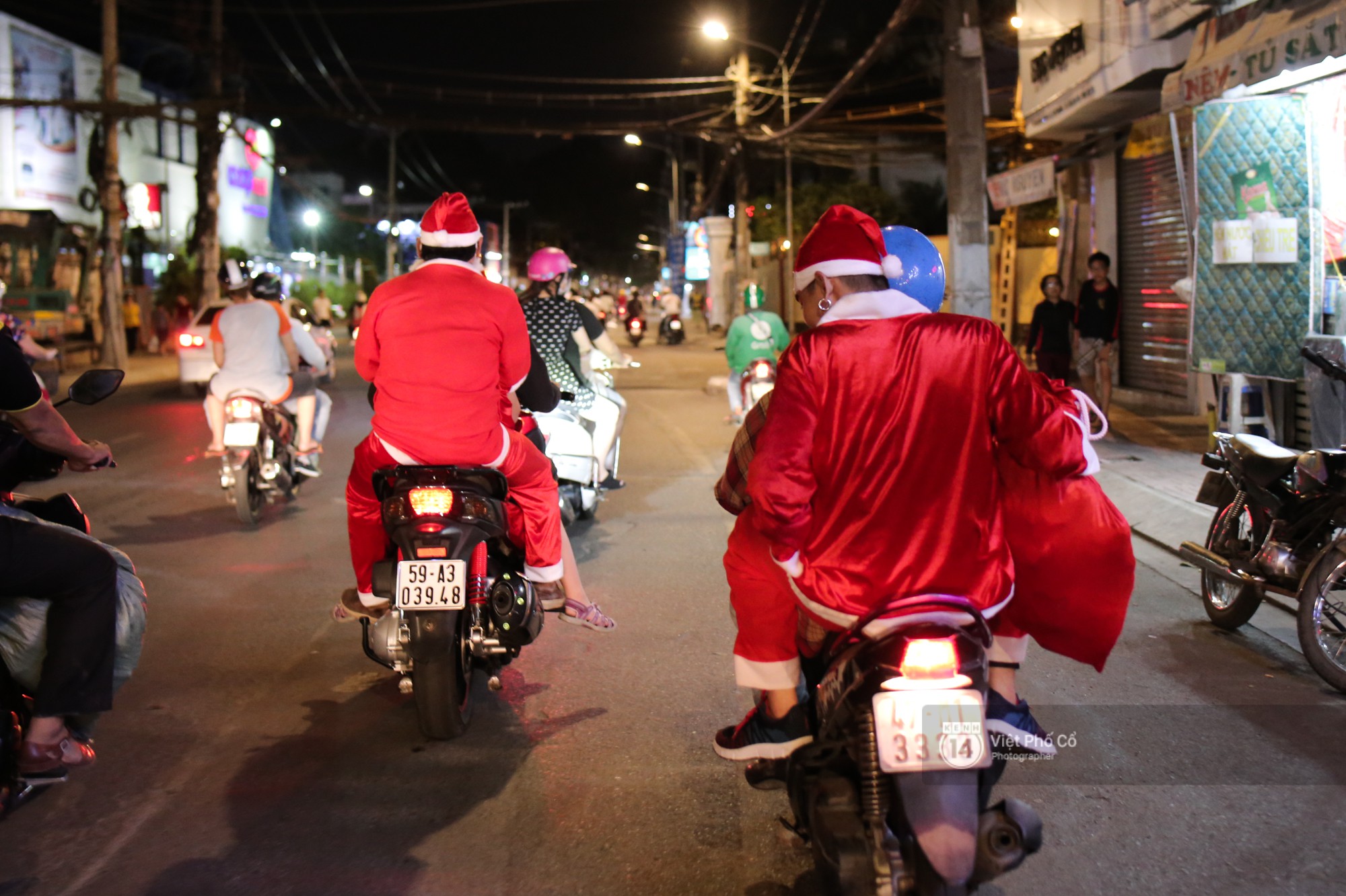 Chùm ảnh: Nhóm thợ xăm ở Sài Gòn hóa thành ông già Noel để tặng quà cho người lang thang đêm Giáng sinh - Ảnh 11.