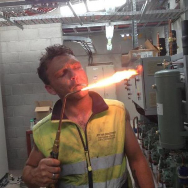 14 anh c&ocirc;ng nh&acirc;n liều lĩnh d&aacute;m th&aacute;ch đấu với cả Thần Chết - Ảnh 3.