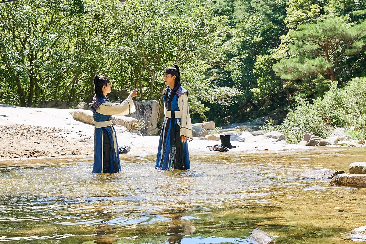 Hwarang: Vừa nói yêu Go Ara, Park Seo Joon lĩnh ngay một mũi tên chí mạng - Ảnh 19. Hwarang: Vừa nói yêu Go Ara, Park Seo Joon lĩnh ngay một mũi tên chí mạng - Ảnh 19.