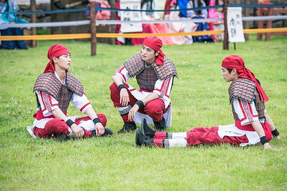 Tạo h&igrave;nh t&oacute;c duỗi của &ldquo;Hwarang&rdquo; c&oacute; thể d&igrave;m cả thế giới, trừ hai mỹ nam n&agrave;y! - Ảnh 13.