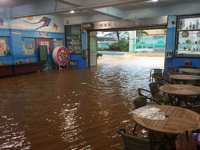 Người dân Đài Loan chật vật đối mặt với ngập úng khắp nơi bởi trận mưa lớn kỷ lục trong 17 năm qua - Ảnh 9.