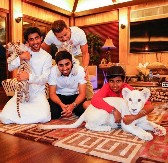 Cuộc sống toàn hàng hiệu, siêu xe, thú cưng đặc biệt và làm bạn với người nổi tiếng của cậu ấm Dubai 15 tuổi - Ảnh 21.