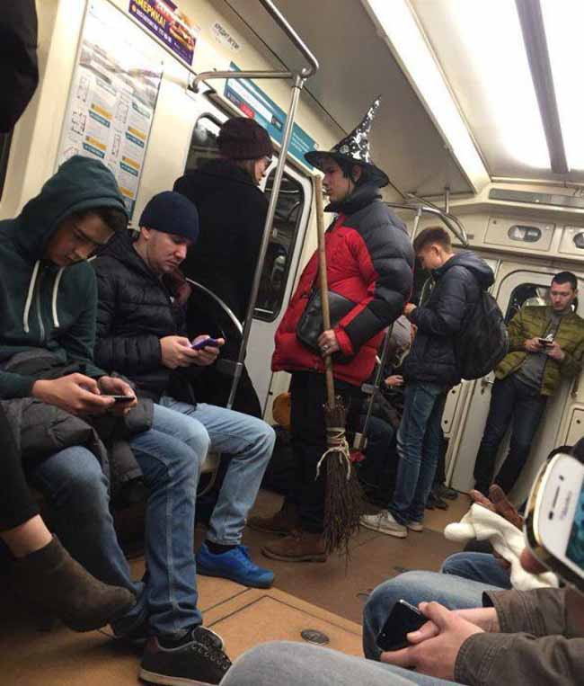 15 thảm họa thời trang tự tin thả dáng trên tàu điện ngầm - Ảnh 23.