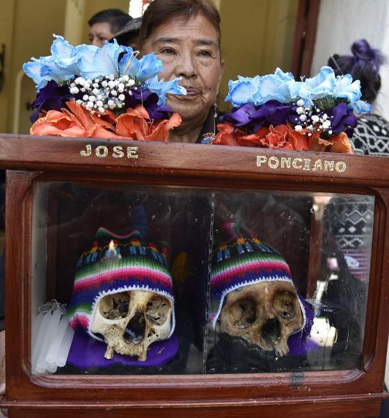 Lễ hội đáng sợ tại Bolivia: Đưa đầu lâu người thân dạo chơi khắp nơi cùng kính râm, mũ rộng vành như người còn sống - Ảnh 13.