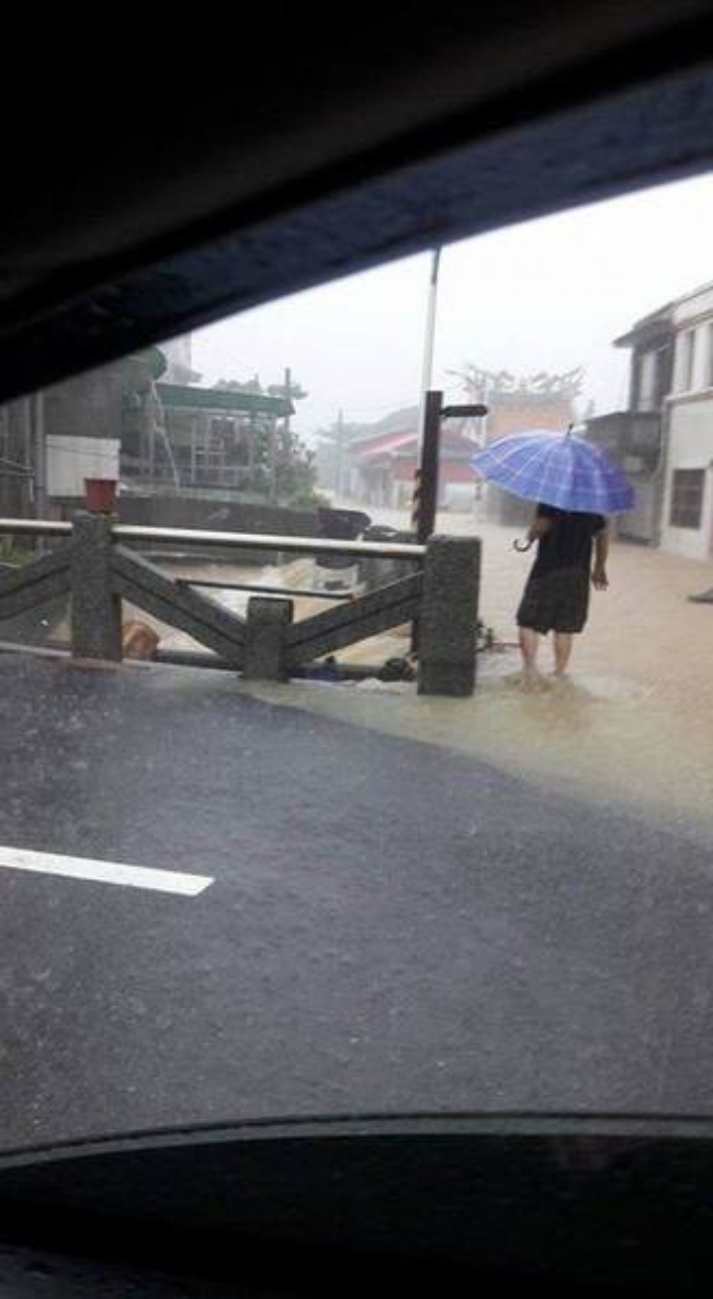 Người dân Đài Loan chật vật đối mặt với ngập úng khắp nơi bởi trận mưa lớn kỷ lục trong 17 năm qua - Ảnh 5.