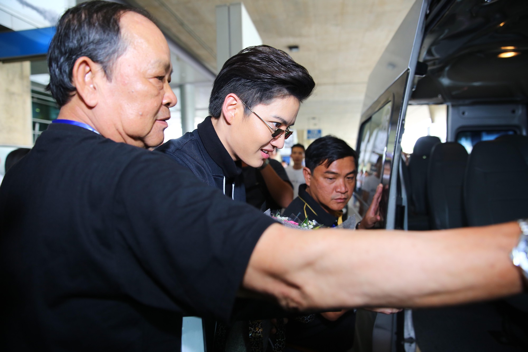 Mĩ nam Tình Yêu Không Có Lỗi xuất hiện điển trai tại TP.HCM, thân thiện giữa vòng vây fan nữ - Ảnh 13.