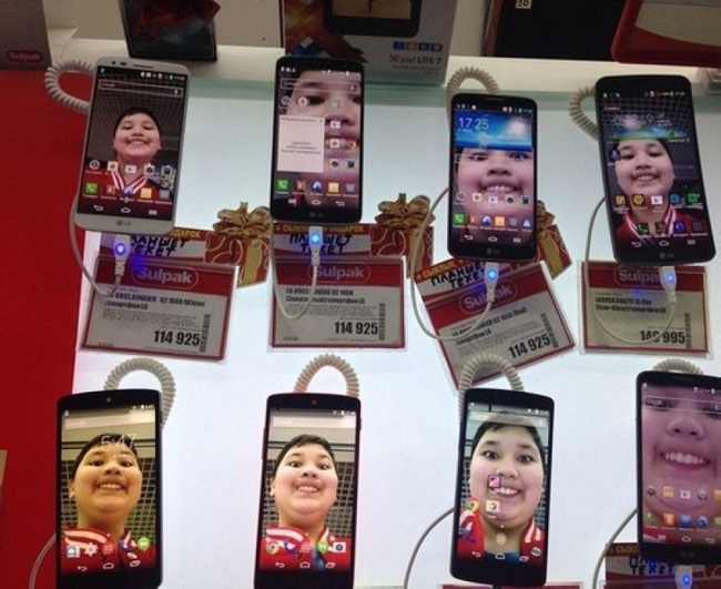 Xuất hiện thánh lầy 2017: vào cửa hàng điện thoại đổi hết hình nền thành ảnh selfie bựa của mình - Ảnh 5.