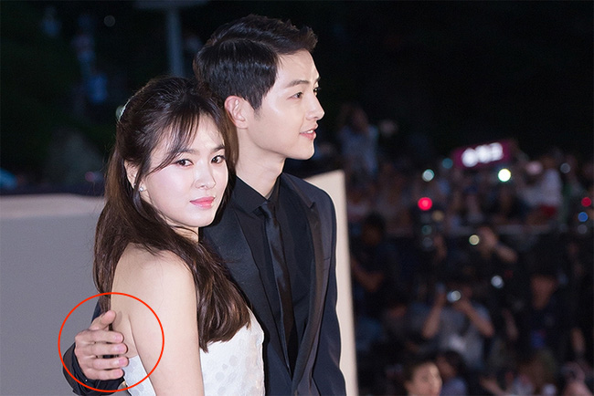 Cả thế giới ra đây mà xem, hoá ra Song Joong Ki vẫn luôn phân biệt đối xử Song Hye Kyo với các diễn viên nữ khác - Ảnh 7.