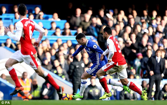 Hazard lập siêu phẩm solo từ giữa sân vượt qua 3 cầu thủ Arsenal - Ảnh 3.