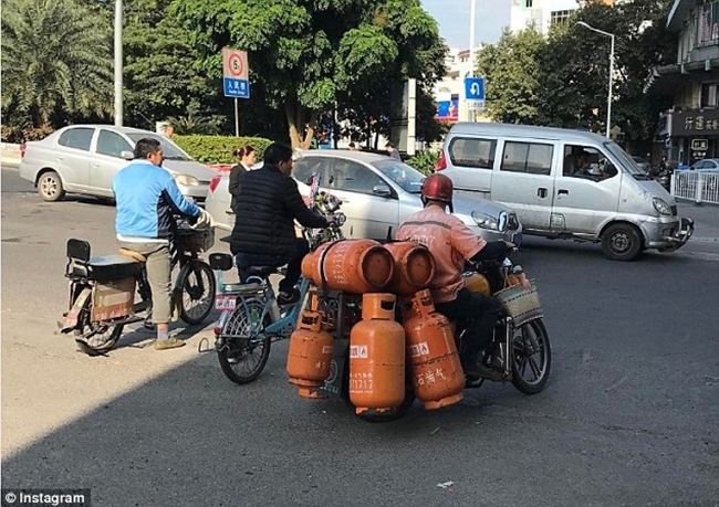 Tr&ecirc;n đường phố Trung Quốc, chuyện qu&aacute;i g&igrave; cũng c&oacute; thể xảy ra - Ảnh 29.