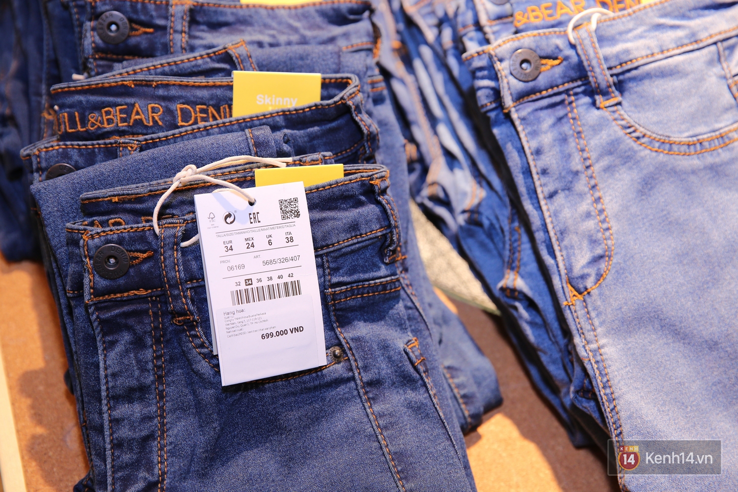 Pull&Bear Việt Nam: Giá rẻ hơn Thái Lan, áo phông giá từ 149.000 đồng, quần jeans từ 699.000 đồng - Ảnh 12. Pull&Bear Việt Nam: Giá rẻ hơn Thái Lan, áo phông giá từ 149.000 đồng, quần jeans từ 699.000 đồng - Ảnh 12.