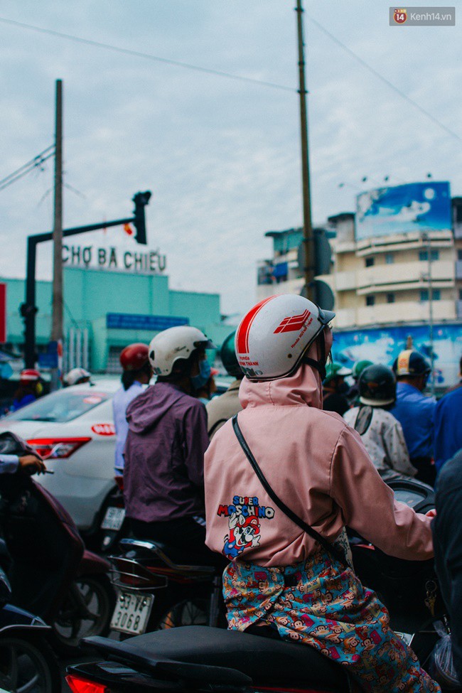 Người d&acirc;n mặc &aacute;o ấm, cho&agrave;ng khăn k&iacute;n m&iacute;t trong buổi s&aacute;ng đầy sương lạnh ở S&agrave;i G&ograve;n - Ảnh 8.