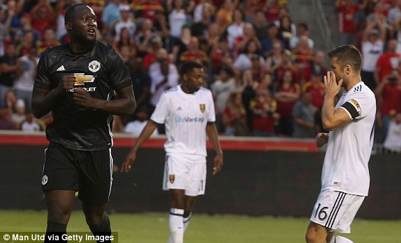 Lukaku lừa qua thủ môn, ghi bàn thắng đầu tiên cho Man Utd - Ảnh 2.